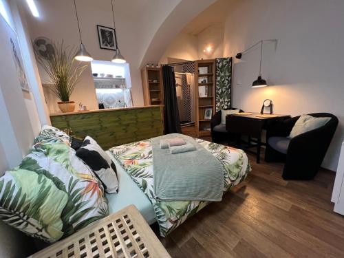 Säng eller sängar i ett rum på Fun Tiki Vibe Apartment / Charles Bridge / Netflix