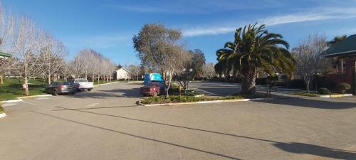 a street with cars parked in a parking lot at Hotel y Cabañas Huallilemu Sur - Caja Los Andes in El Quisco