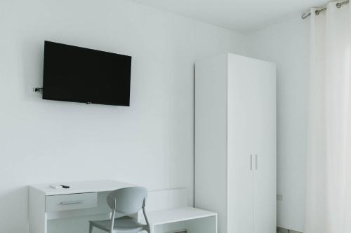 カザルボルディーノにあるCASALMAREの白い部屋(椅子、壁掛けテレビ付)