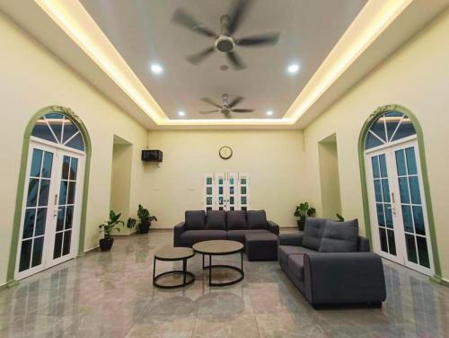 Un lugar para sentarse en Villa Dracaena Melaka With Swimming Pool, Hill View and 20 minutes to Town