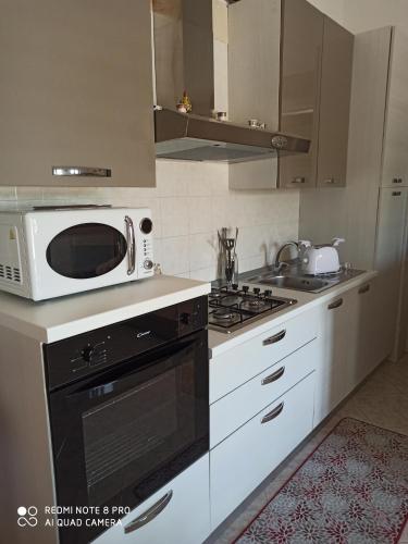 eine Küche mit einer Mikrowelle auf dem Herd in der Unterkunft Villa Su Monte Abele in Selva di Fasano