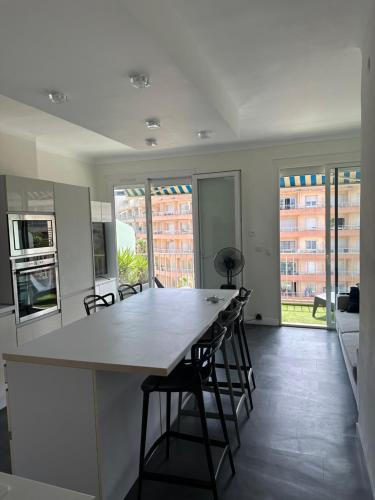 une cuisine avec une table et des chaises dans une pièce dans l'établissement MAGNIFIQUE VUE MER F2 45 m2, parking surveillé Linge de maison inclus, à Canet