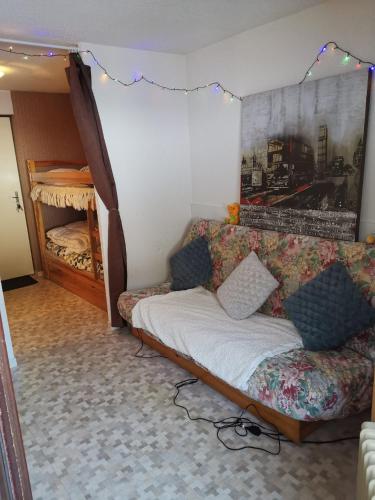 sala de estar con sofá y cama en Charmant petit appartement de 20 m2 avec un parking gratuit !, en Thollon-les-Mémises