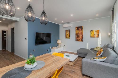 Adastra apartments with flour heating, private parking and sea view