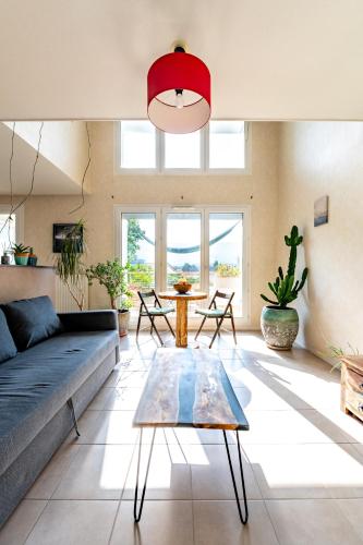 un salon avec un canapé et une table dans l'établissement Calme et verdure: vue montagne - terrasse - wifi, à Grenoble