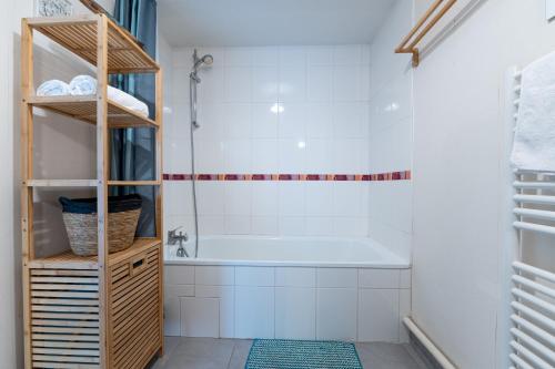 une salle de bain avec baignoire et douche dans l'établissement Calme et verdure: vue montagne - terrasse - wifi, à Grenoble