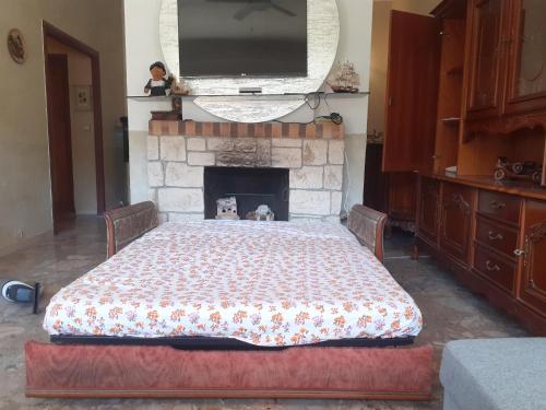 um quarto com uma cama em frente a uma lareira em Nice Fabron 90 m2 avec Garage em Nice