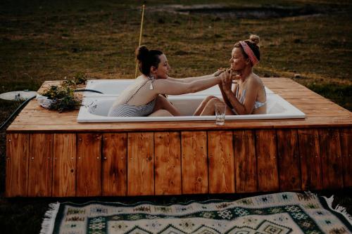 two women sitting in a bath tub at Szczere Pole in Karpacz