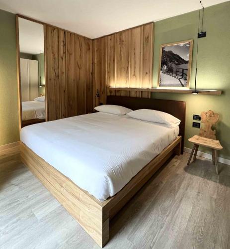 Una cama o camas en una habitación de Albergo Dimaro Wellness Hotel
