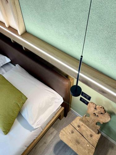 Una cama o camas en una habitación de Albergo Dimaro Wellness Hotel