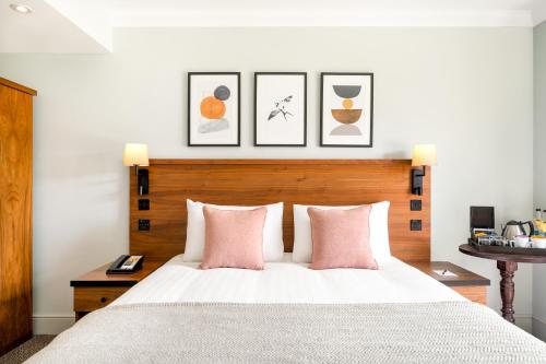 Cama ou camas em um quarto em voco Lythe Hill Hotel & Spa, an IHG Hotel