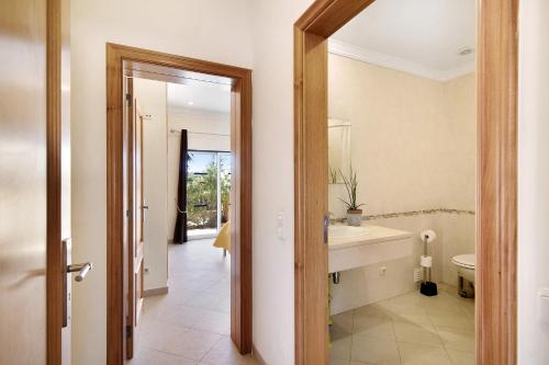 een badkamer met een wastafel en een toilet bij Villa Luna in Almancil