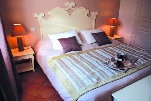 サント・マキシムにあるLagrange Vacances Carré Beauchêneのベッドルーム1室(ベッド1台、食器一皿付)
