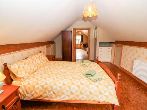 a bedroom with a bed in a attic at Teach Chiuin 