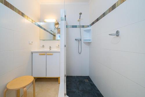 een badkamer met een douche, een wastafel en een kruk bij Casa Pianti villa in Altea Hills in Altea