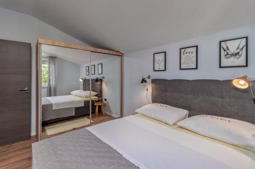 Adastra apartments with flour heating, private parking and sea view