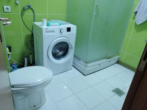 La salle de bains est pourvue d'un lave-linge et de toilettes. dans l'établissement One bedroom apartment-Centar, à Kavadartsi