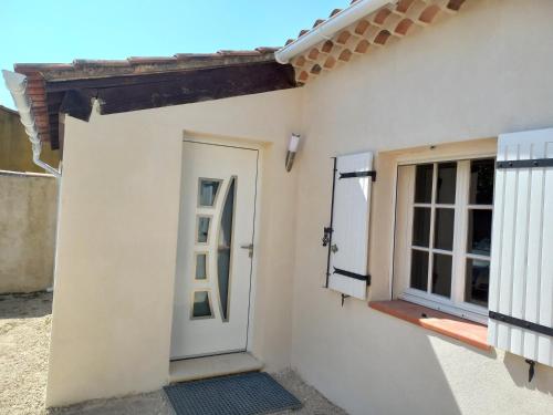 une maison avec une porte et une fenêtre dans l'établissement Bienvenue en Provence, à Monteux