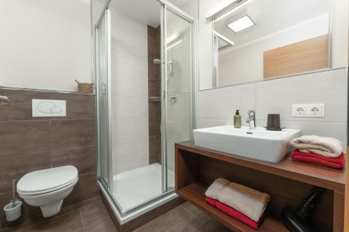 ein Bad mit einem Waschbecken, einem WC und einer Dusche in der Unterkunft Appartement Oskar in Sölden