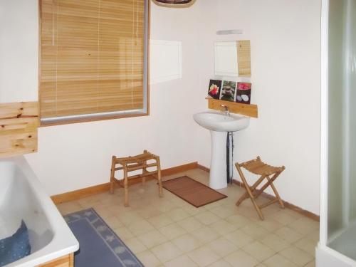 a bathroom with a sink and a table and chairs at Appartement de charme in Bergues