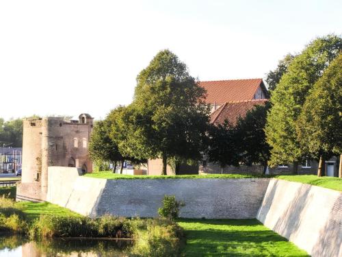 a park with a retaining wall and a castle at Appartement de charme in Bergues