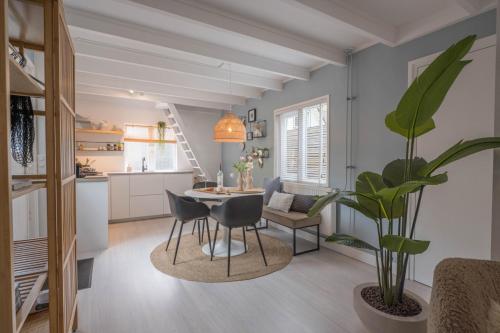 een woonkamer met een tafel en een potplant bij Casa de la Pelt in Bergen
