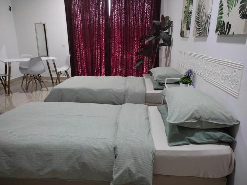 Un pat sau paturi într-o cameră la Urban 360 Suite,Ritzqe Homestay