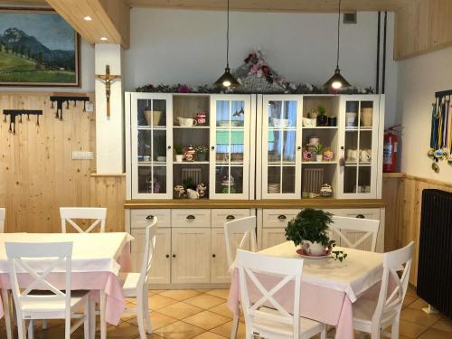 耶澤爾斯科的住宿－Penzion Valerija，厨房配有白色橱柜和白色的桌椅