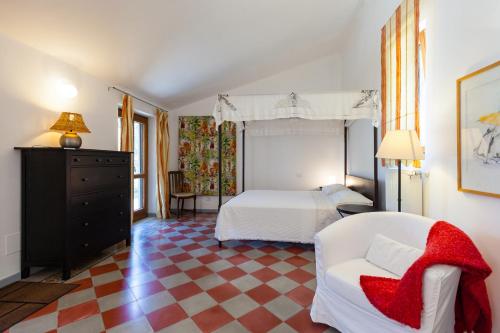 ein Schlafzimmer mit einem Bett und einer Couch in einem Zimmer in der Unterkunft Natursteinvilla mit Meerblick , 2km über dem Meer-Cilentissimo in Santa Maria di Castellabate