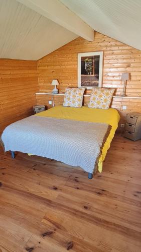 une chambre avec un lit dans une pièce en bois dans l'établissement JOLI APPARTEMENT AVEC JARDIN, à La Teste-de-Buch