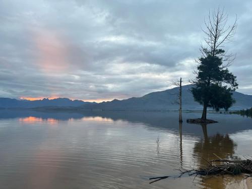 Galeriebild der Unterkunft The Lake House - Theewaterskloof Golf Estate in Villiersdorp