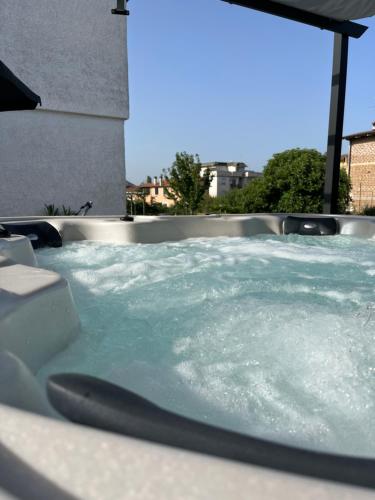 uma banheira de hidromassagem com água azul em La Petite Famille em Corchiano