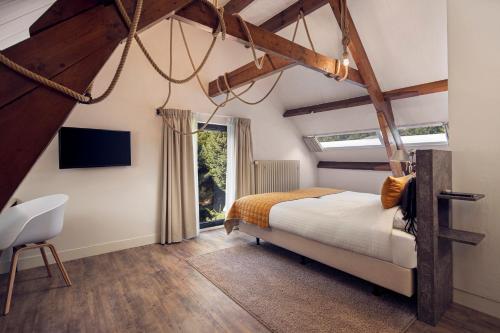 a bedroom with a bed and a chair and a window at Landgoed Groot Warnsborn in Arnhem