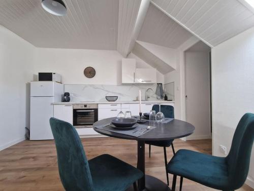 une cuisine avec une table et des chaises dans une pièce dans l'établissement Studio cosy cœur de ville, à Angers