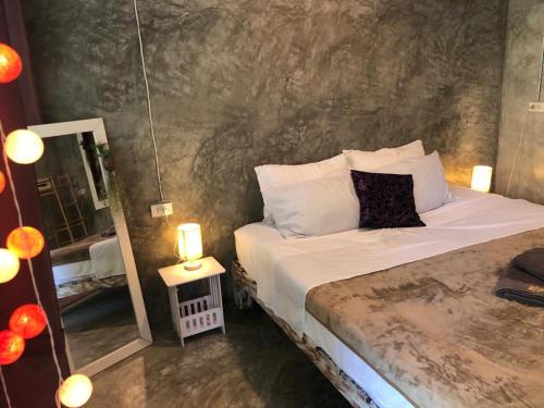 Hinkong的住宿－Feel Home no 2 private house，一间卧室配有带白色床单和枕头的床。