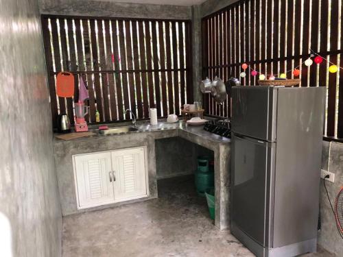Hinkong的住宿－Feel Home no 2 private house，一间带冰箱和柜台的小厨房