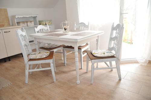 una mesa blanca y sillas en una cocina en Apartments Žugec, en Selište Drežničko