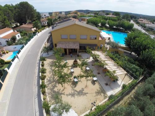 uma vista aérea de um resort com uma piscina em Hotel Les Roques em Báscara