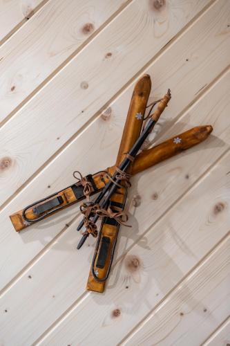 a pair of hockey sticks on a wooden table at Osada Zbójnicka Turnia in Kościelisko