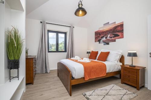 - une chambre avec un lit et une couverture orange dans l'établissement Basalt Dwelling I by Madeira Sun Travel, à São Vicente