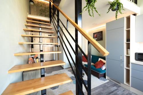 een trap in een huis met houten loopvlakken bij VIVO Loft Short Stay in Baia Mare
