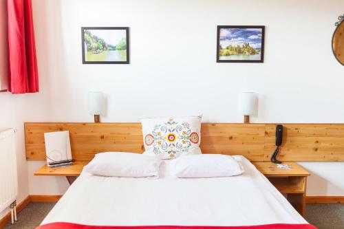 1 Schlafzimmer mit einem weißen Bett und 2 Schreibtischen in der Unterkunft Willa Jordanówka in Czorsztyn
