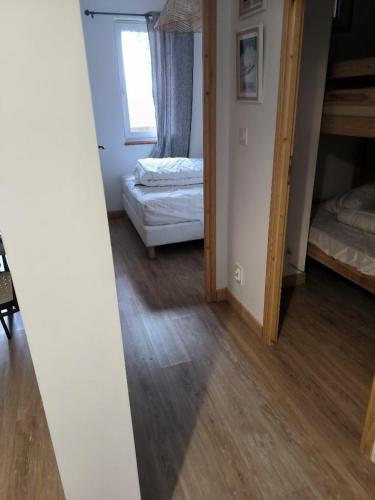 a room with two bunk beds and a mirror at Appartement 3 pièces, 2 chambres au cœur de la station in Val Louron