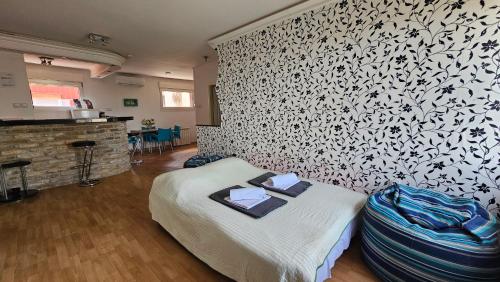 ein Schlafzimmer mit einem Bett und einer Wand mit einem Muster in der Unterkunft City Center Luxury Apartment in Subotica