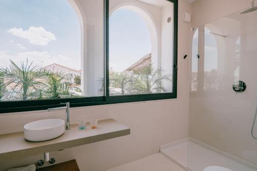 baño con lavabo y ventana grande en Casa Az-Zagal, en Casa Branca