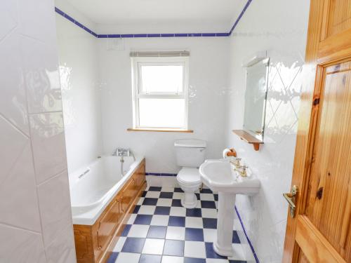 Phòng tắm tại 13 Trawmore Cottages
