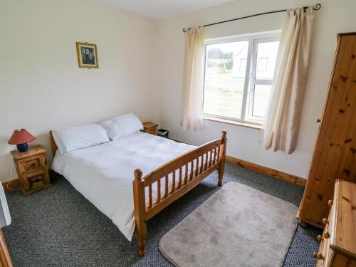 Un pat sau paturi într-o cameră la 13 Trawmore Cottages