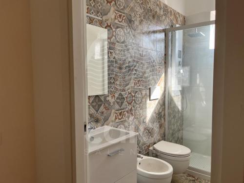 uma casa de banho com um WC, um lavatório e um chuveiro em Room 401 - Piano Primo em Porto Cesareo
