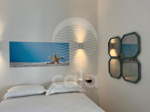 um quarto com uma cama e uma estrela do mar na parede em Room 401 - Piano Primo em Porto Cesareo