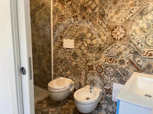 uma casa de banho com um WC e um lavatório em Room 404 - Piano Primo em Porto Cesareo